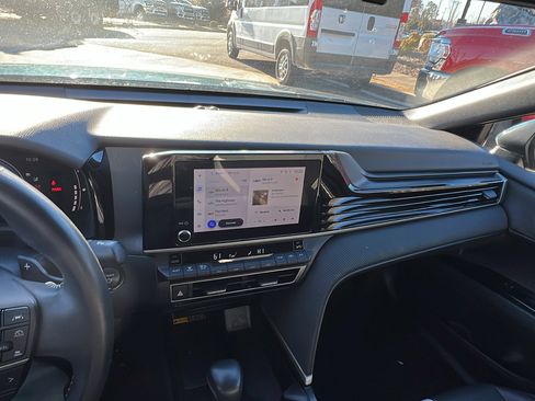 Used 2025 Toyota Camry SE image 31