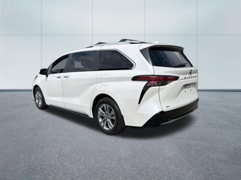 Used 2023 Toyota Sienna Platinum AWD/4WD image 7