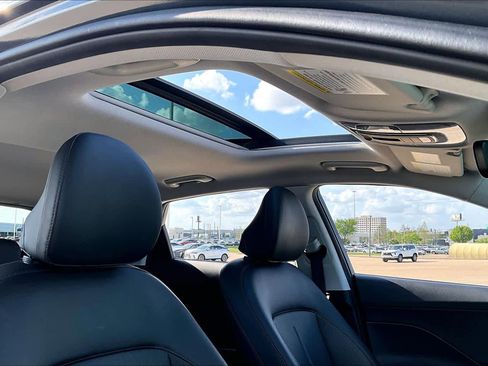 Used 2024 Hyundai Kona Limited image 12