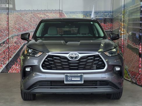 Certified 2022 Toyota Highlander LE image 3