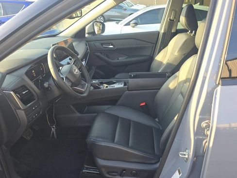 Used 2025 Nissan Rogue SL w/ Tech Package FWD image 6