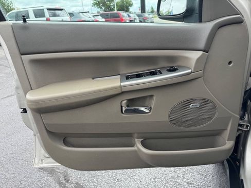 Used 2009 Jeep Grand Cherokee Laredo AWD/4WD image 15