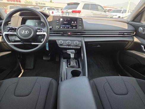 Used 2025 Hyundai Elantra SE FWD image 18