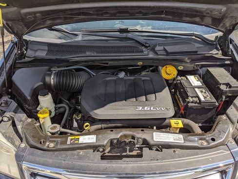 Used 2014 Chrysler Town & Country Touring FWD image 23