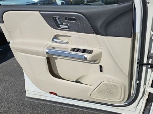 Used 2020 Mercedes-Benz GLB 250 4MATIC image 27