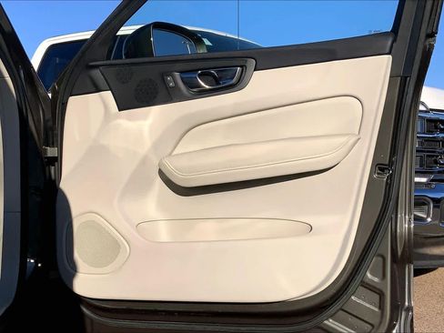 Used 2022 Volvo XC60 B5 Momentum w/ Protection Package Premier image 23