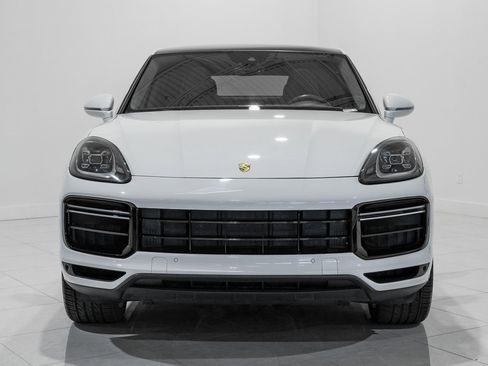 Used 2020 Porsche Cayenne Turbo image 2