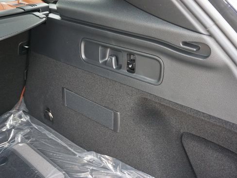 Used 2025 Mercedes-Benz GLC 300 4MATIC image 47