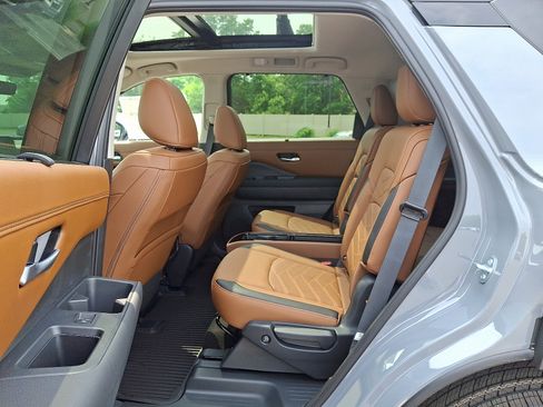 New 2025 Nissan Pathfinder Platinum image 6