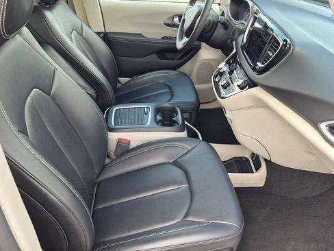 Used 2024 Chrysler Pacifica Touring-L FWD image 30