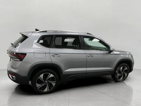 Used 2025 Volkswagen Taos SE image 3