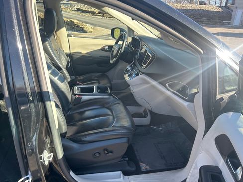 Used 2017 Chrysler Pacifica Touring-L Plus w/ Tire & Wheel Group image 14