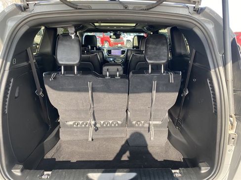 Used 2025 Chrysler Pacifica Limited image 18