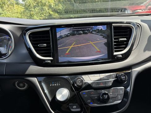 Used 2026 Chrysler Pacifica Select FWD image 18