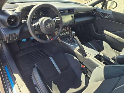 Used 2025 Toyota GR86 Premium w/ ALL Weather Mat Package (TMS) RWD image 2