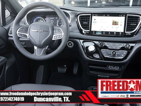 New 2025 Chrysler Voyager LX image 18