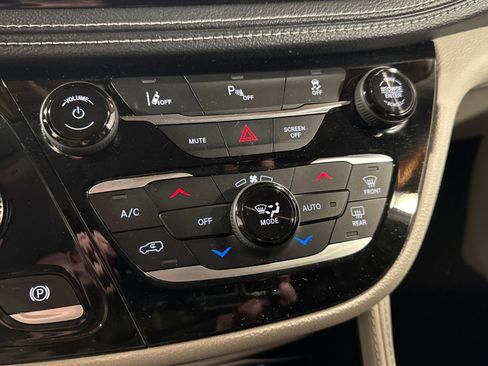 Used 2023 Chrysler Pacifica Limited FWD image 23