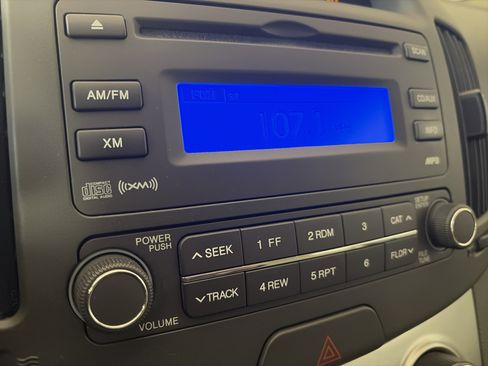 Used 2010 Hyundai Elantra GLS FWD image 14