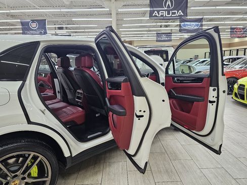 Used 2020 Porsche Cayenne E-Hybrid image 16