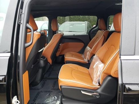 New 2026 Chrysler Pacifica Pinnacle image 7