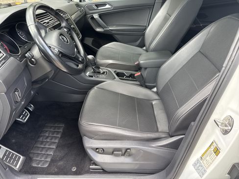 Used 2020 Volkswagen Tiguan SE R-Line FWD image 9