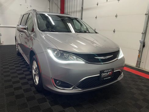 Used 2020 Chrysler Pacifica Limited FWD image 6