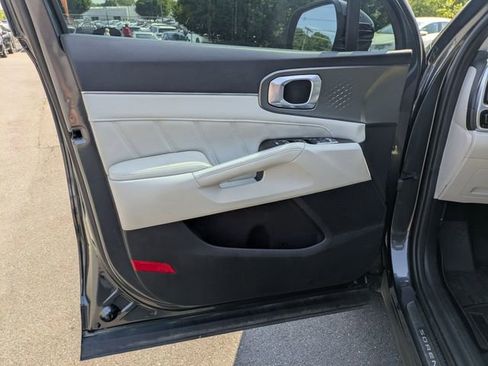 Used 2022 Kia Sorento SX image 11