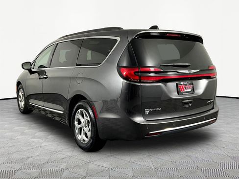 Used 2023 Chrysler Pacifica Limited FWD image 4