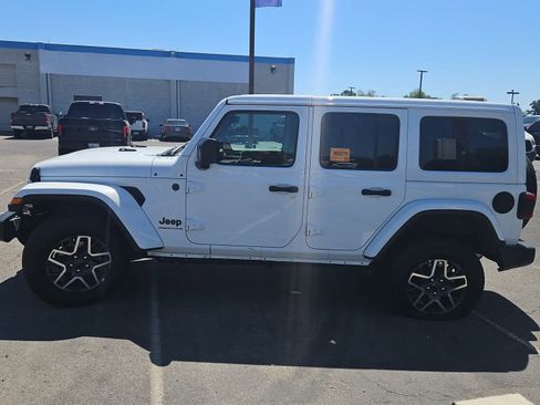 Used 2025 Jeep Wrangler Unlimited Sahara AWD/4WD image 5