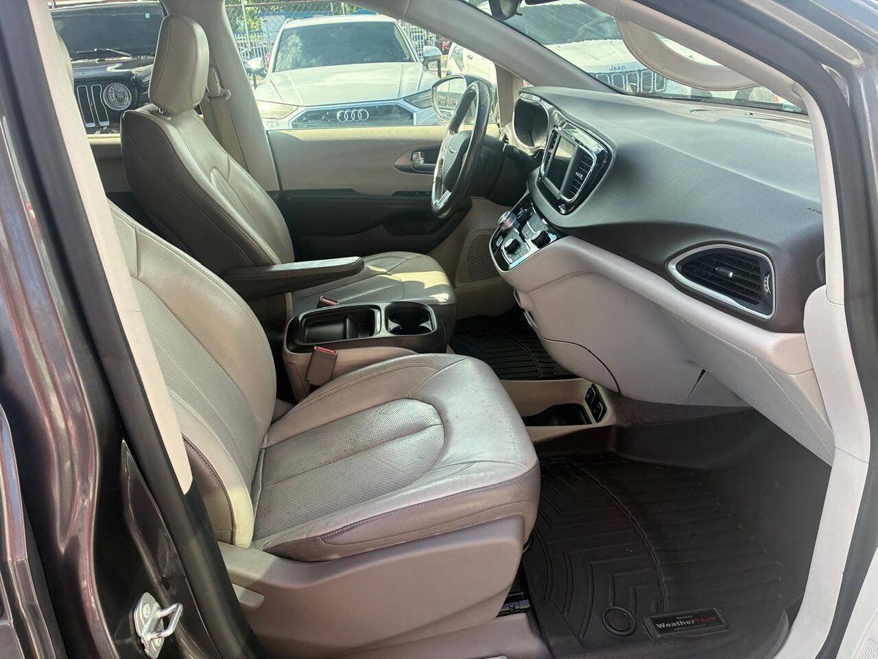 Used 2018 Chrysler Pacifica Touring-L FWD image 11