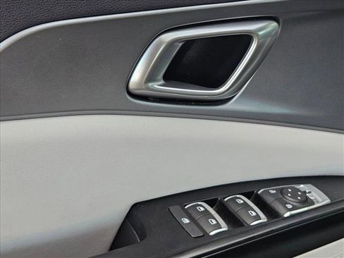 Used 2024 Kia Carnival LX image 9