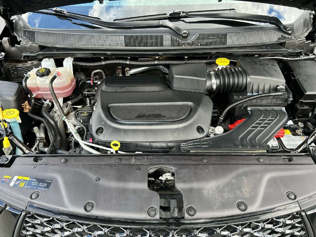 Used 2025 Chrysler Pacifica Limited FWD image 31