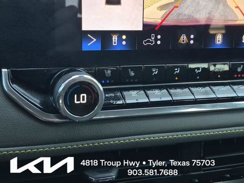 Used 2024 Chevrolet Colorado ZR2 w/ ZR2 Convenience Package III AWD/4WD image 37