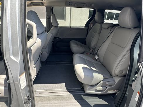 Used 2020 Toyota Sienna XLE FWD image 38