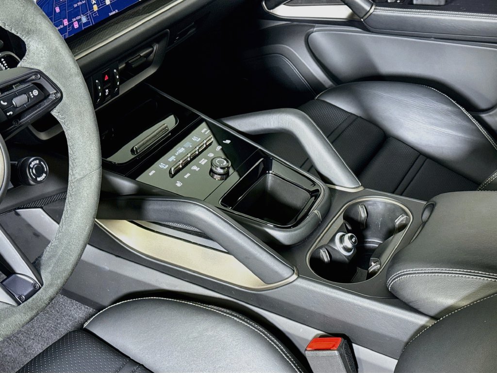 Certified 2025 Porsche Cayenne Turbo AWD/4WD image 21