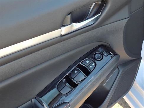 Used 2024 Nissan Altima 2.5 SR image 12