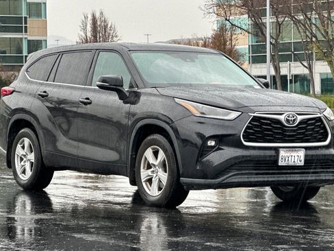 Used 2021 Toyota Highlander LE image 2