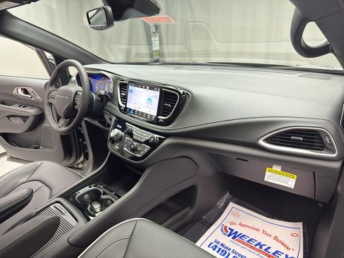 New 2027 Chrysler Pacifica Limited AWD/4WD image 17