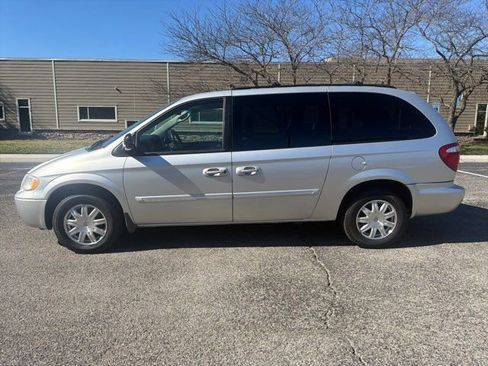 Used 2006 Chrysler Town & Country Touring image 4