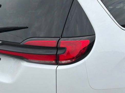 Used 2024 Chrysler Pacifica Touring-L FWD image 7
