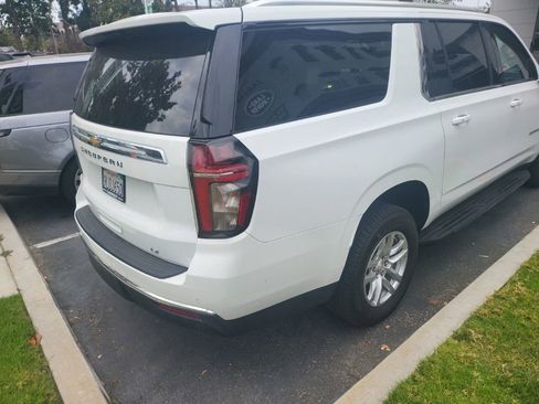 Used 2024 Chevrolet Suburban LT w/ Luxury Package RWD image 4