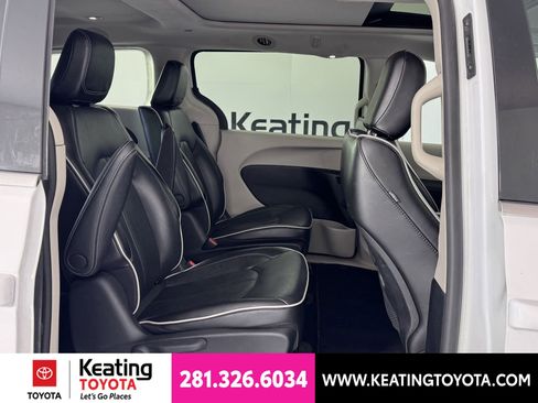 Used 2023 Chrysler Pacifica Limited FWD image 18