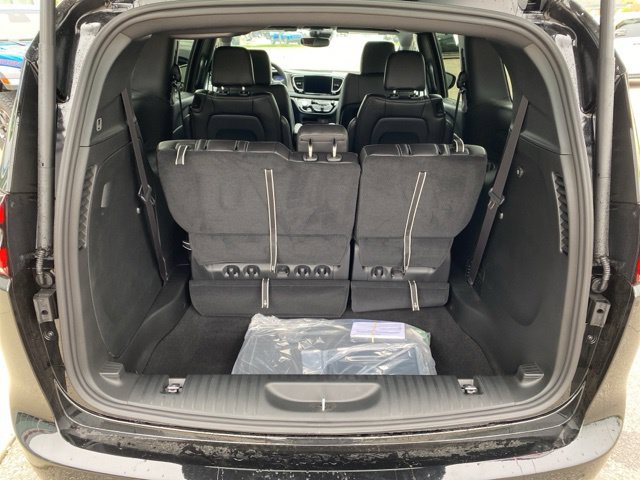 New 2027 Chrysler Pacifica Select FWD image 19