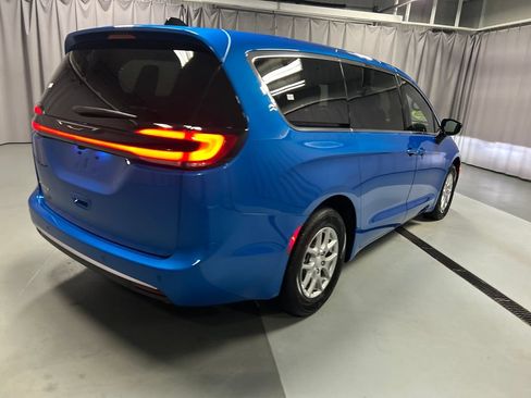 New 2027 Chrysler Pacifica Select FWD image 7