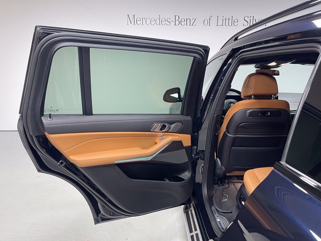 Used 2023 BMW X7 xDrive40i w/ M Sport Package AWD/4WD image 23