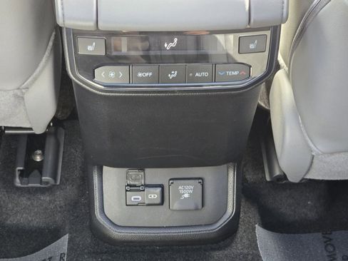 Used 2026 Toyota Highlander Platinum AWD/4WD image 32