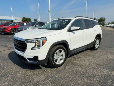 Used 2024 GMC Terrain SLE w/ Driver Convenience Package FWD image 4