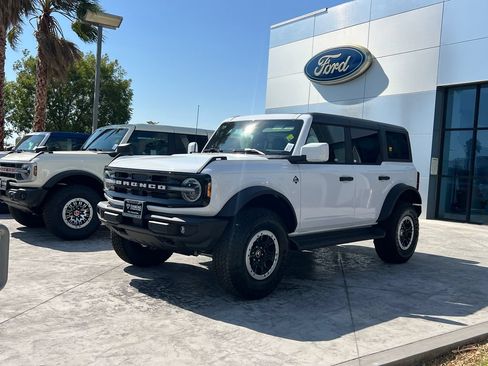 New 2026 Ford Bronco Outer Banks w/ Sasquatch Package AWD/4WD image 2