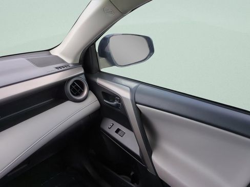 Used 2018 Toyota RAV4 XLE FWD image 13