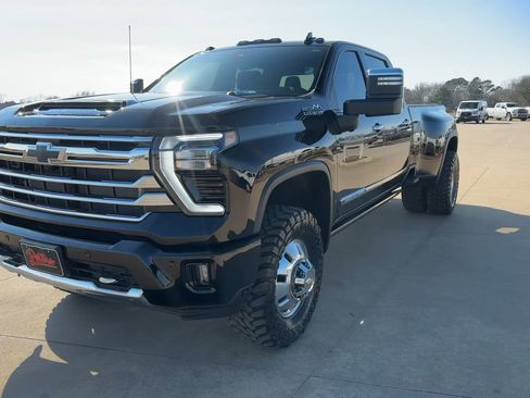 Used 2024 Chevrolet Silverado 3500 High Country w/ High Country Premium Package image 3